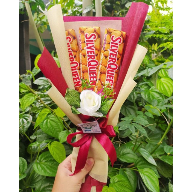 (K) buket silverqueen dan bunga cantik hadiah anniversary hari guru valentine hari ibu/paket/bingkisan Snack Ulang Tahun/Ultah/ Wisuda/Kado/Hadiah