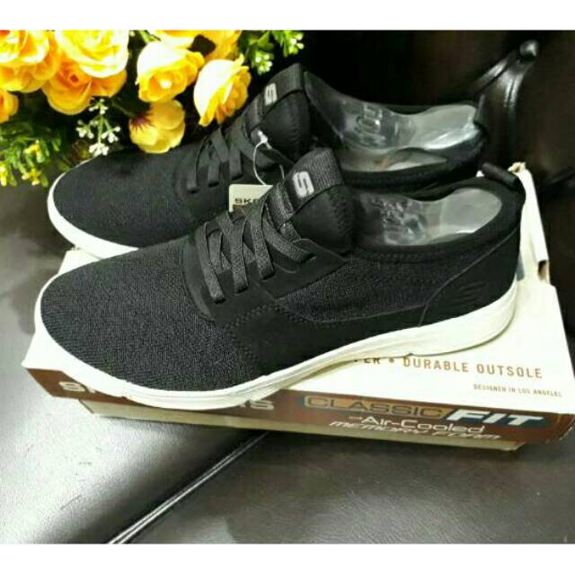 SKECHERS CLASSIC FIT