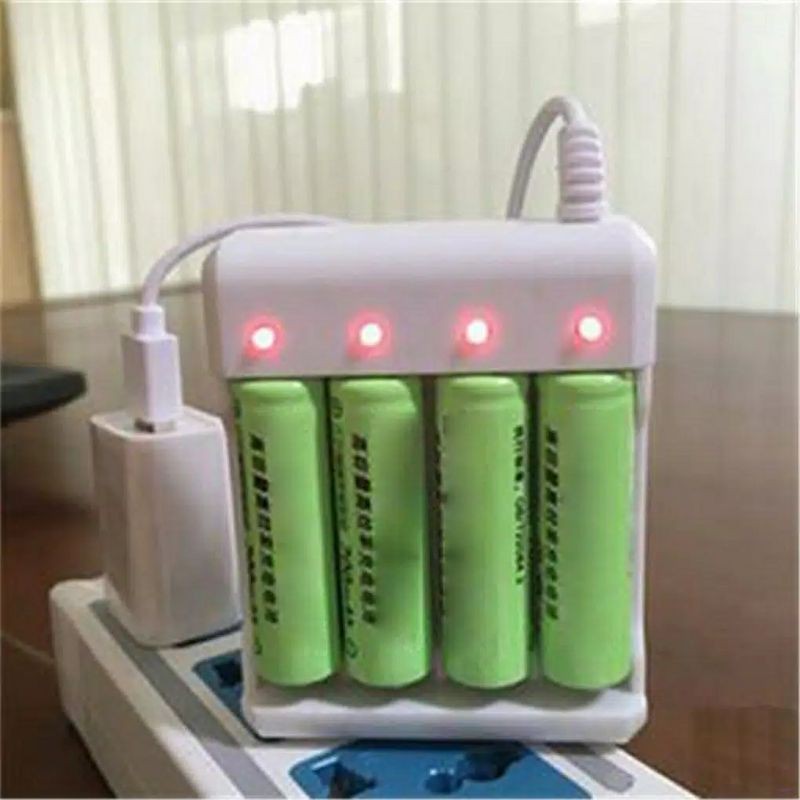 Charger Baterai 4 Slot Dengan Perlindungan Sirkuit DC5V 1A 1.2V AAA / AA Rechargeable