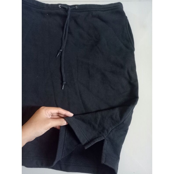 Simple Skirt Rok Hitam by UNIQLO Preloved