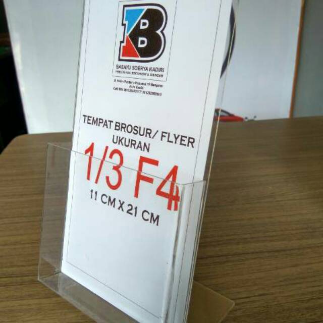 

Tempat brosur akrilik