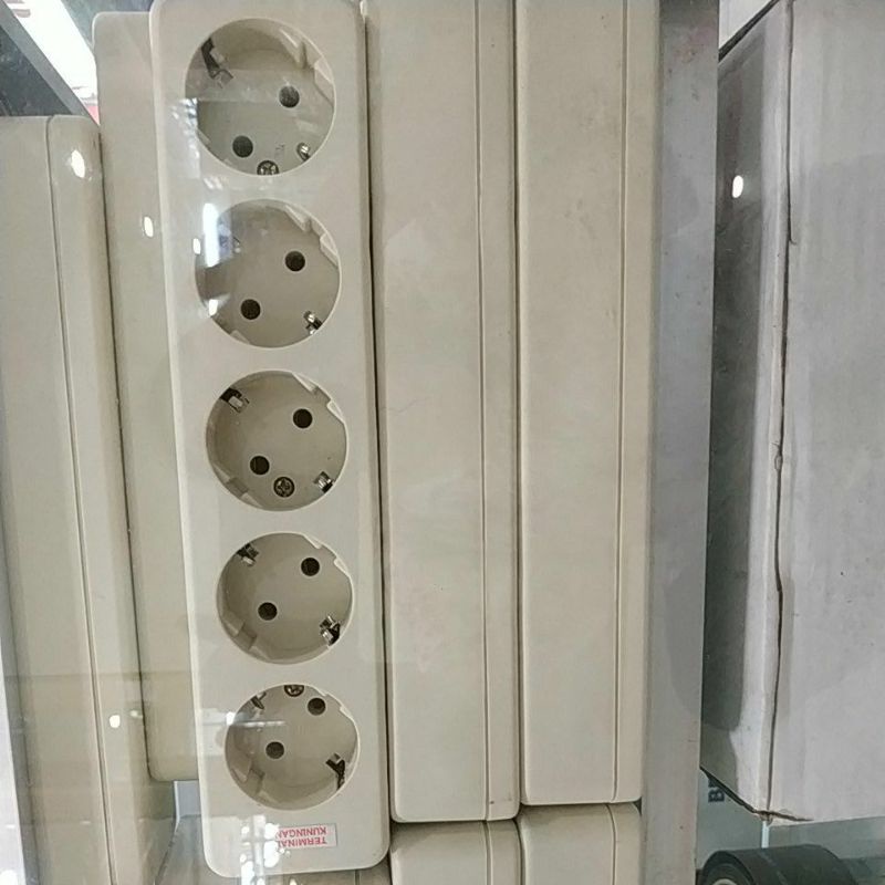 STOP KONTAK UTICON 5 LUBANG