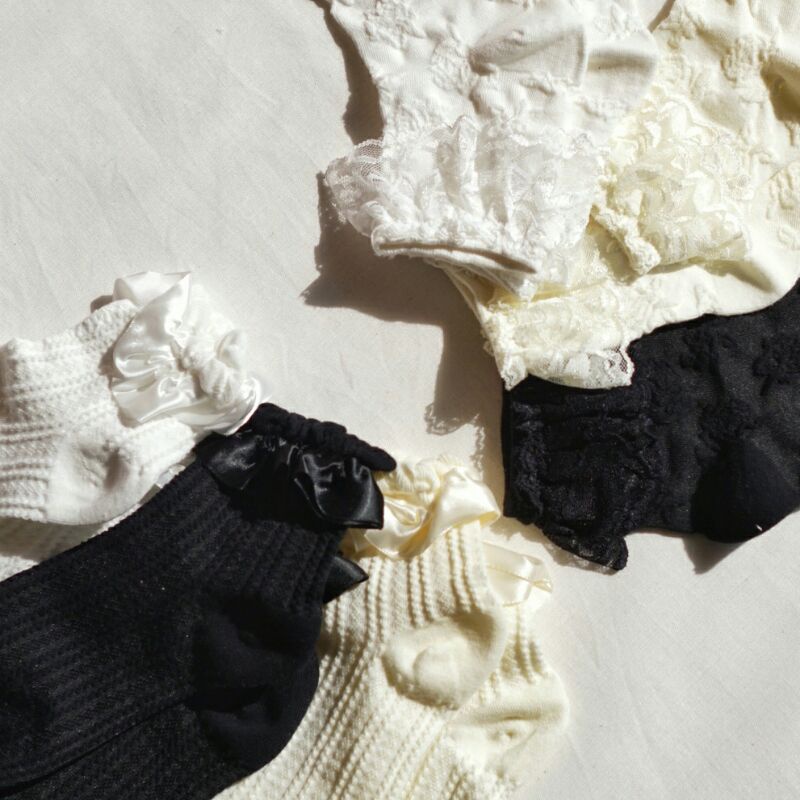 Classic Lace Socks / Kaos Kaki Panjang Dewasa Lolita Warna Hitam Putih Renda Motif Bunga Mawar