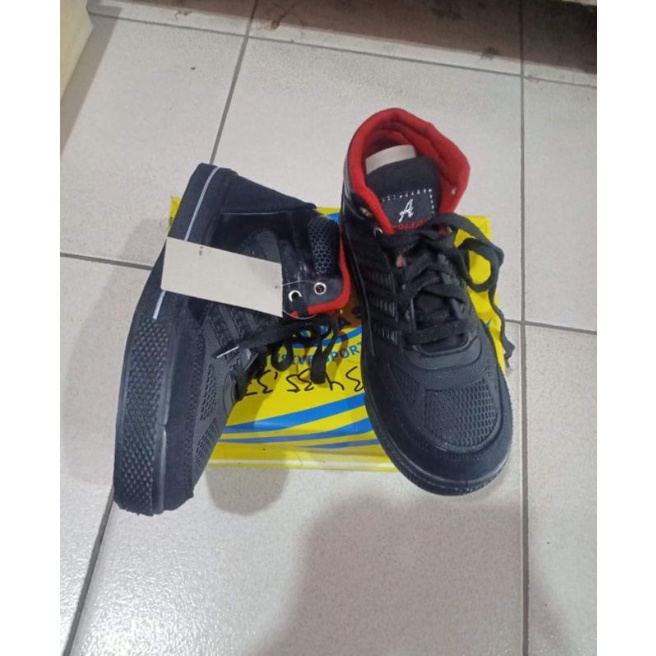 sepatu sekolah bod tali hitam