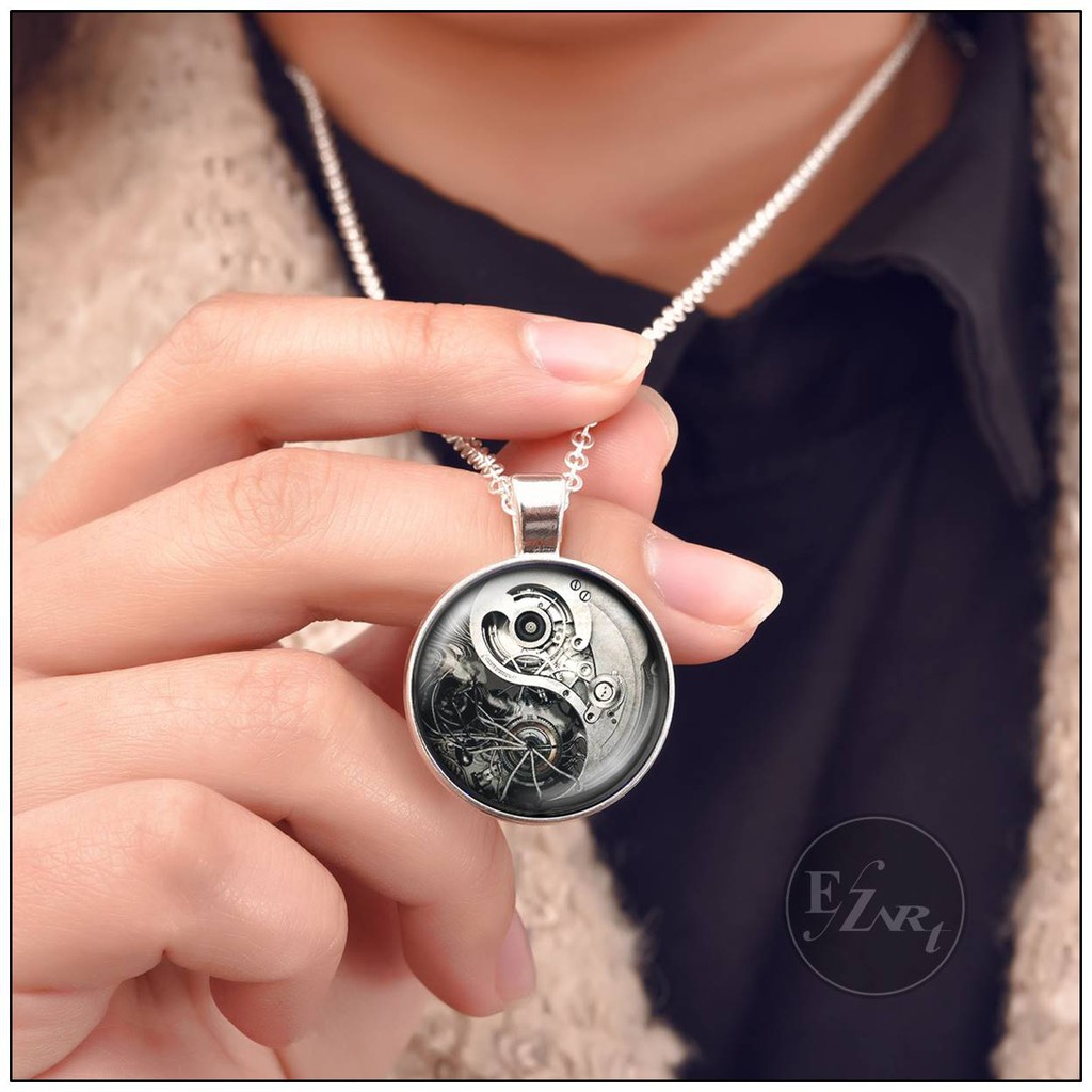 KALUNG LIONTIN YIN YANG TAI CHI TALI KULIT / RANTAI STAINLESS STEEL