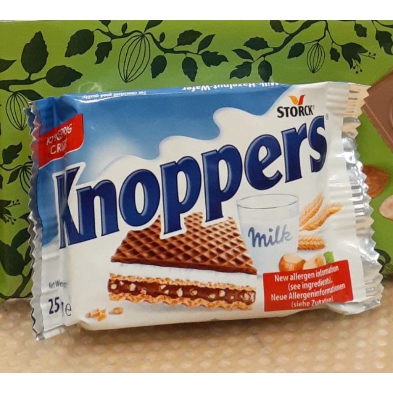 

Knoppers Wafer lapis coklat dengan krim coklat olesan hazelnut dan susu isi 24x25gr