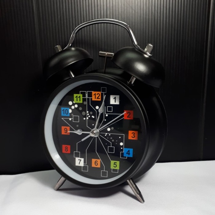 Jam Beker Kring Bulat Hitam dan Putih Angka 668