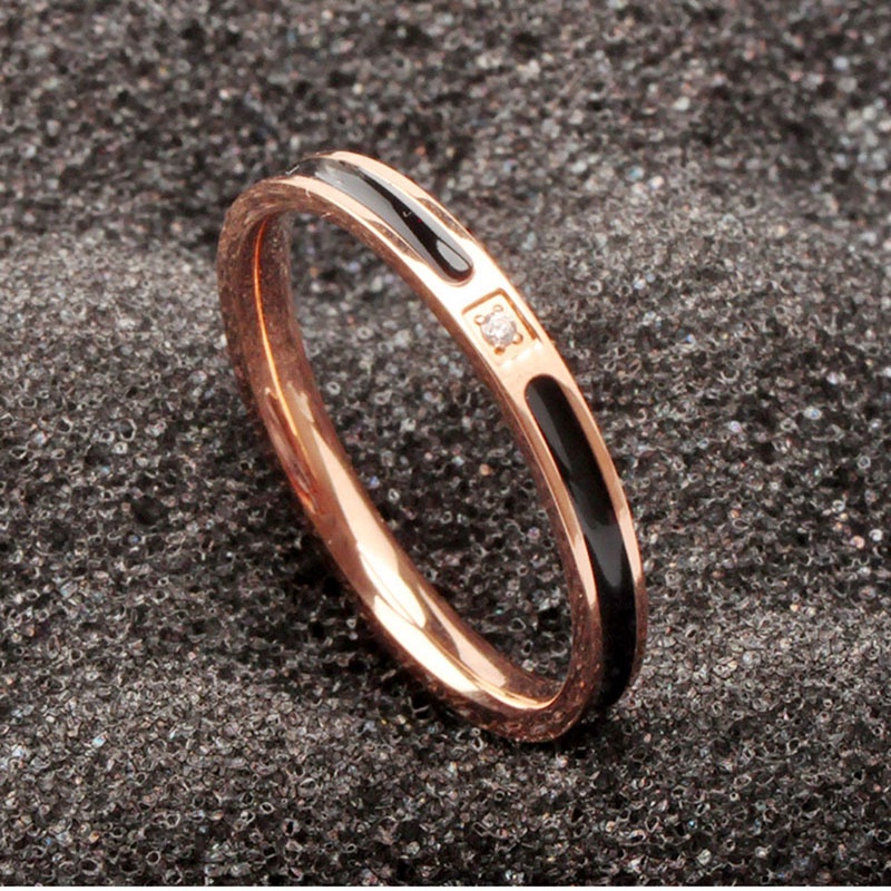 (COD) Cincin Couple Titanium Anti Karat Aksen Berlian Imitasi untuk Pria / Wanita