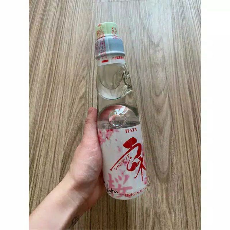 

Hata ramune Sakura 200ml Limited Edition [Minuman Soda Jepang Tutup Kelereng]