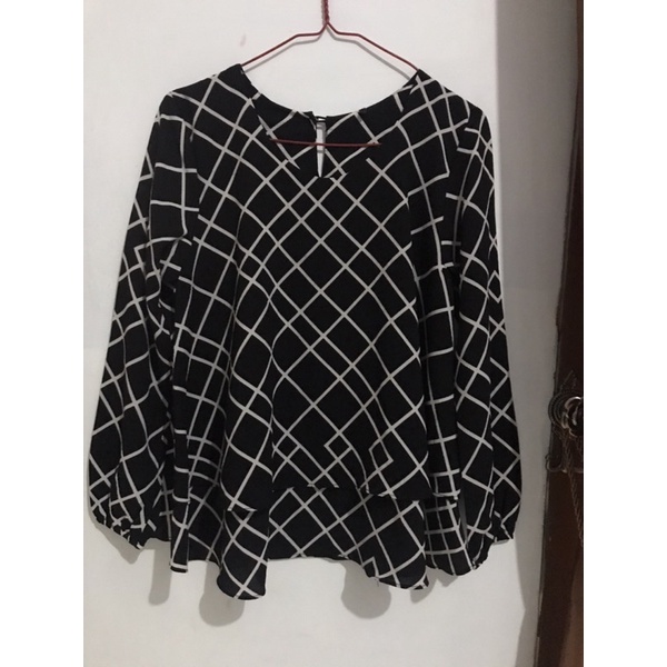 PRELOVED Blouse kotak hitam putih