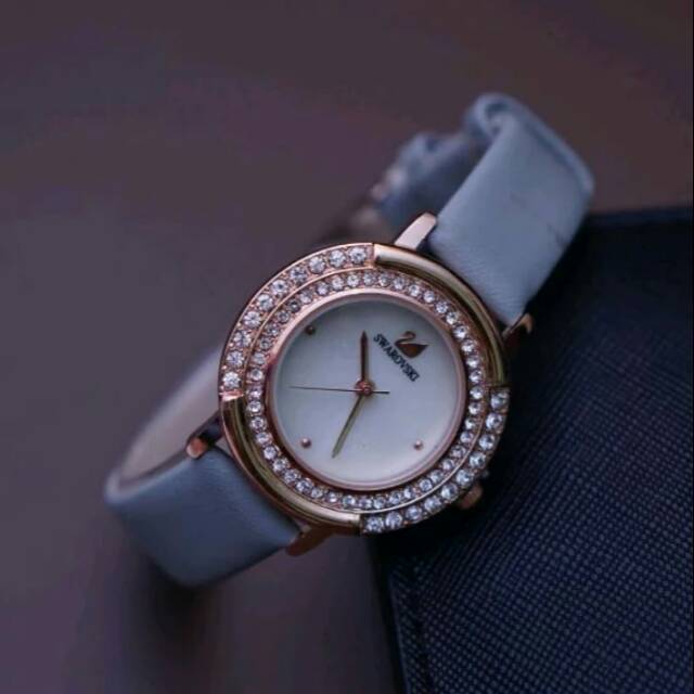 Jam Tangan Wanita Swarovski Bahan Kulit Abu udah pakai Box