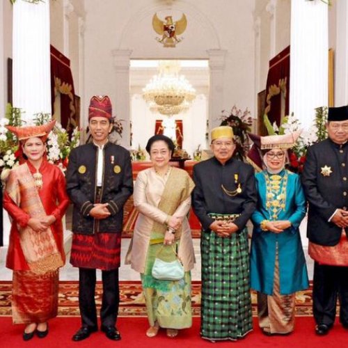 

PATUNG BURUNG GARUDA BAHAN FIBER