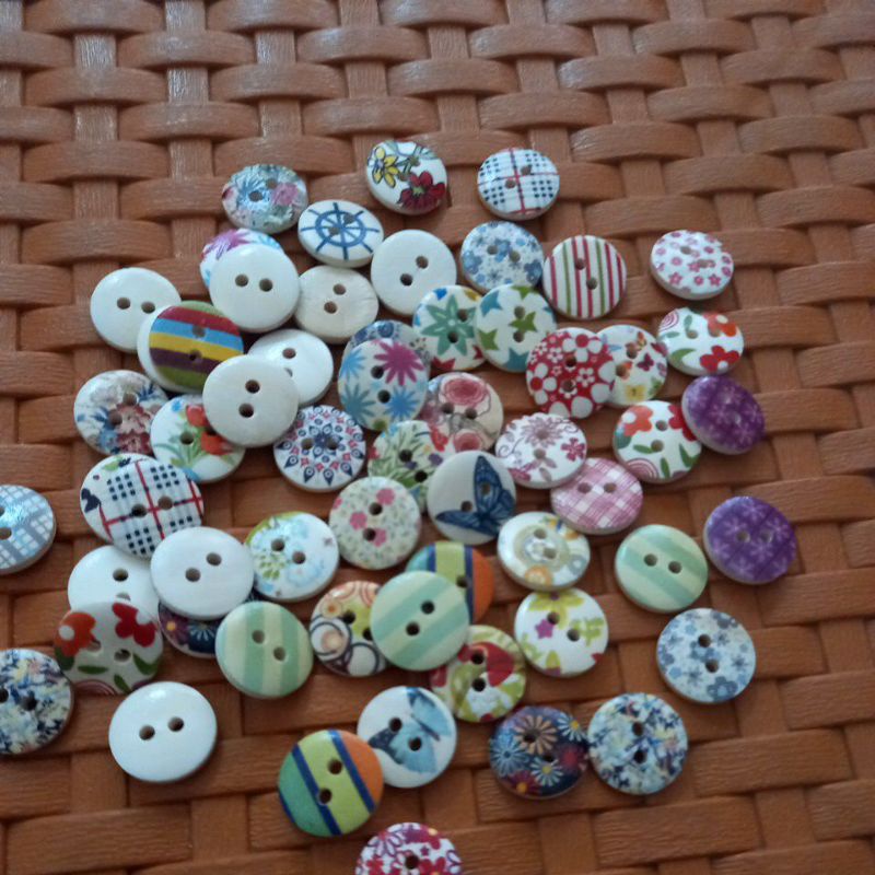Kancing kayu bulat motif