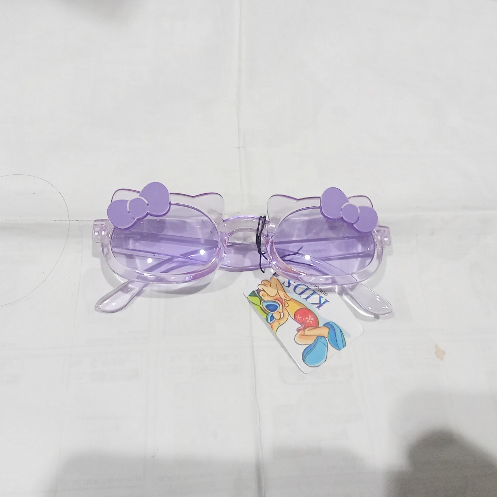 kacamata anak model Hello Kitty murah fashion bagus helo kity kucing lucu saat di foto studio atau liburan-ungu