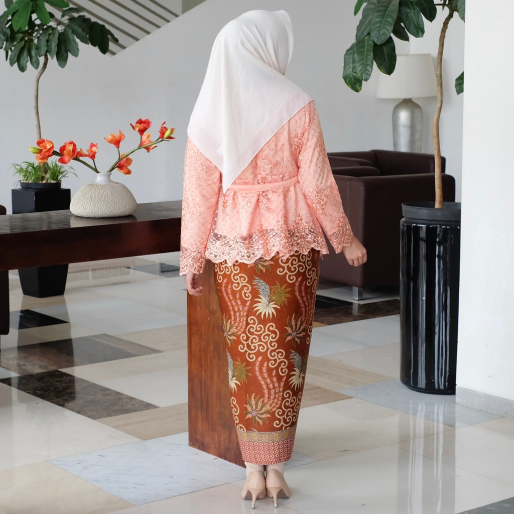 15+ Trend Terbaru Kebaya Warna Peach Untuk Wisuda