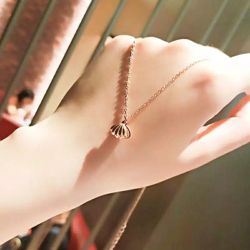 Fourfashion Kalung Rantai Bahan Titanium 18k Gold Aksen Mutiara Dan Berlian Gaya Korea Untuk Wanita