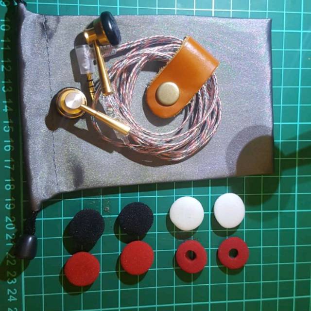 Vido Recab, warna gold.