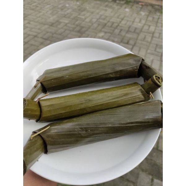 

lontong matang tanpa isi 10pcs daun