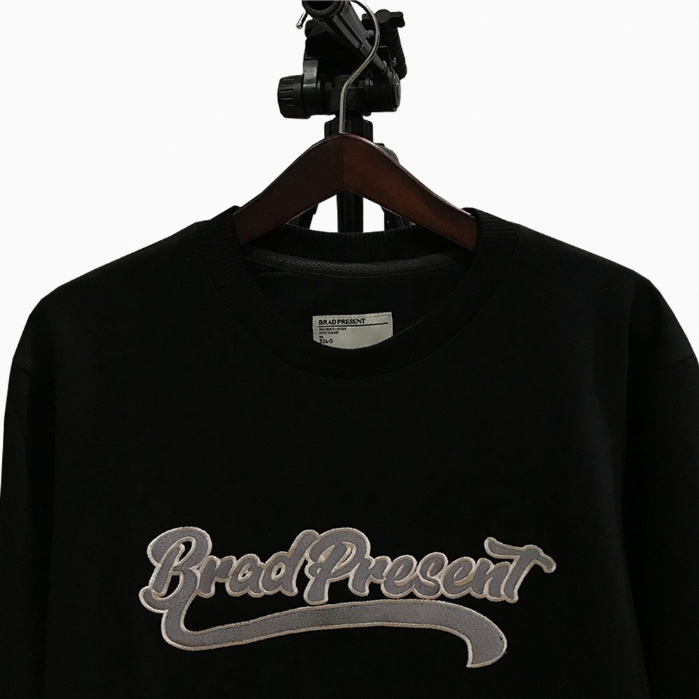 BRAD PRESENT ORIGINAL Sweater Crewneck cowok sweatshirt warna black with logo series art seri Gs405