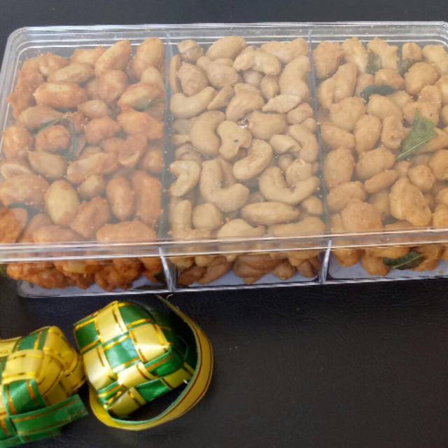 

Kacang Mete / Mede dan Kacang Thailand, satu toples isi 3.