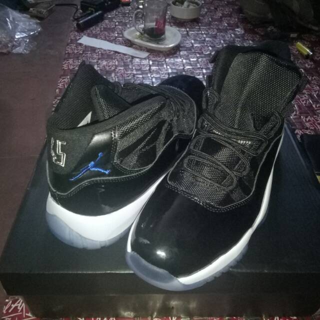 NIKE AIR JORDAN 11 SPACE JAM (size 40,5)