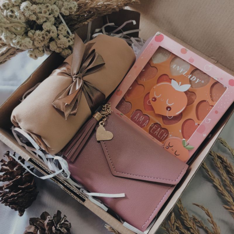 GiftBox Hadiah Kado Makeup Hijab Untuk Cewek Ulangtahun/Wisuda