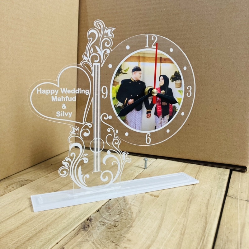 KADO PERNIKAHAN JAM DUDUK AKRILIK BISA REQ NAMA DAN FOTO BONUS BOX DAN PITA