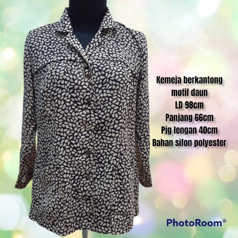 Kemeja wanita berkantong motif daun