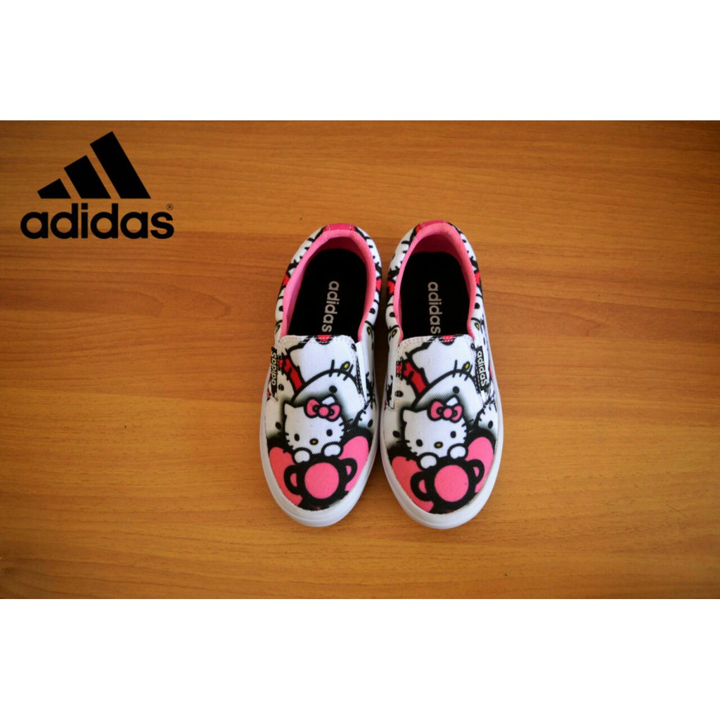 Sepatu anak karakter hello kitty adidas