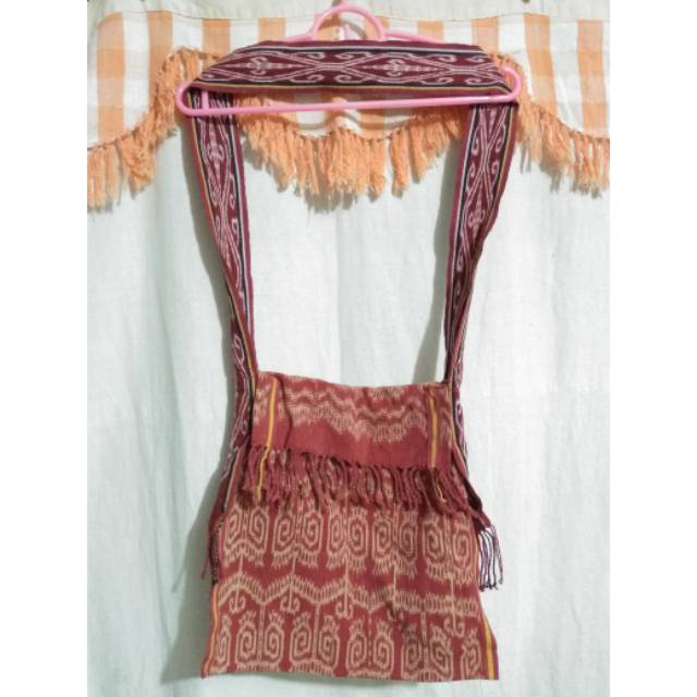 Tas selempang tenun motif dayak