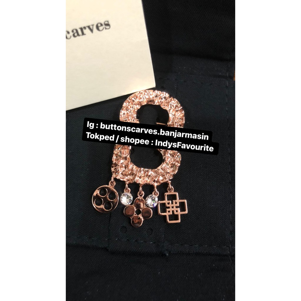Order Langsung Buttonscarves Textured Brooch with Charm in Rose Gold Murah