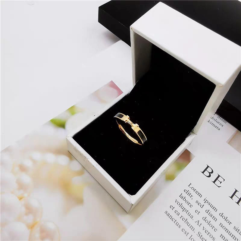 Cincin Huruf H Versi Sempit Permukaan Hitam | Cincin Titanium Steel 18k Rose Gold | Perhiasan Stainless Steel Modis Tahan Air Tidak Luntur Tidak Alergi