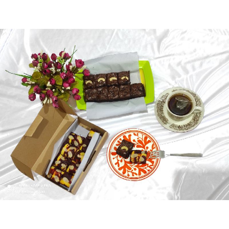 

Brownies Skat chocholate, greentea dan mocca with topping ukuran dus kecil