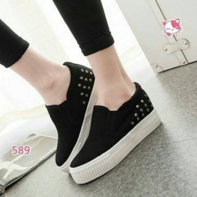 Flat shoes hitam