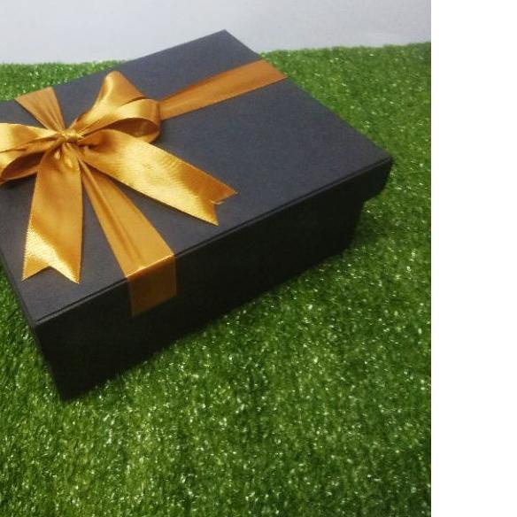 

➢ kotak kado 21x15,5x8 cm berpita ✱