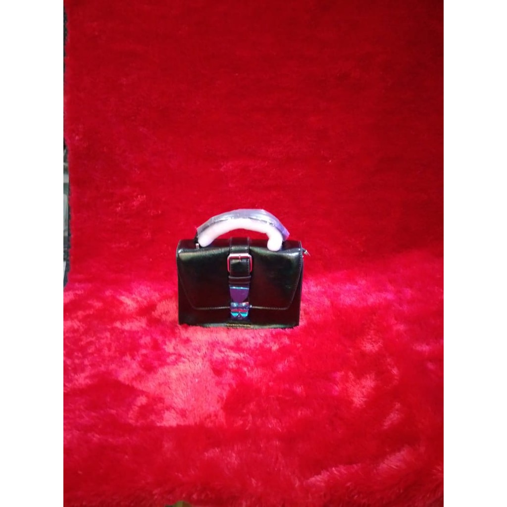 tas slempang wanita hitam