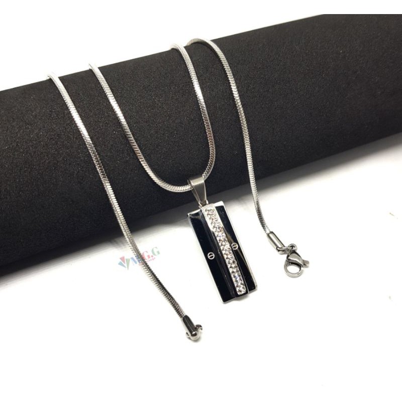 KALUNG WANITA SILVER TITANIUM STAINLESS STELL DENGAN LIONTIN GUCCI SUPER MEWAH