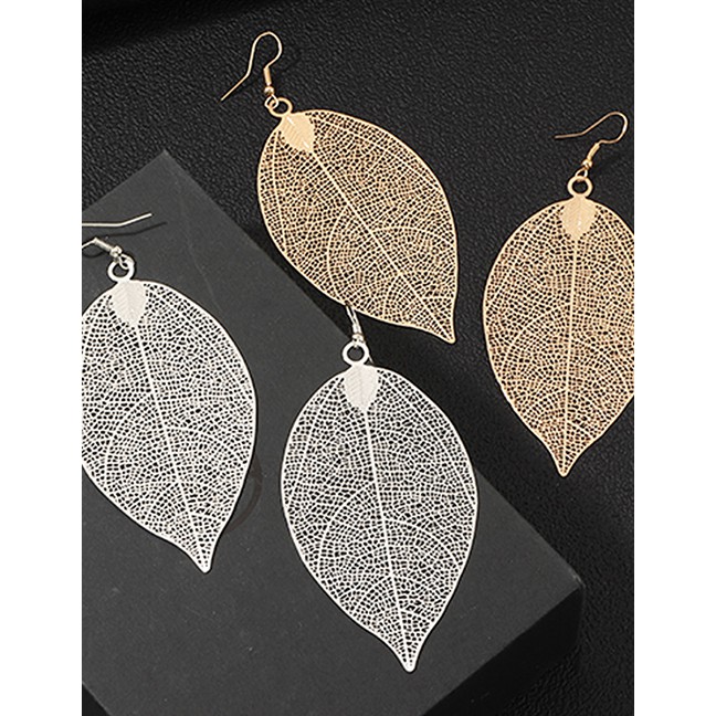 LRC  Anting Gantung Fashion Alloy Leaf Earrings D27967