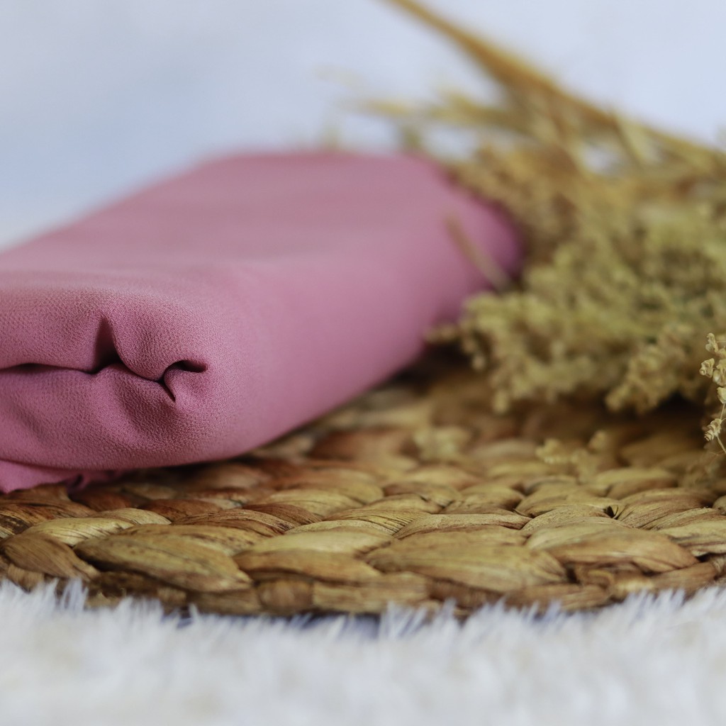 PROMO Pashmina Ceruty Babydoll 200x75 cm jahit tepi CHAPTER1-Dusty Pink