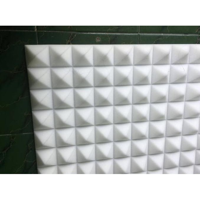 busa peredam suara piramid warna putih