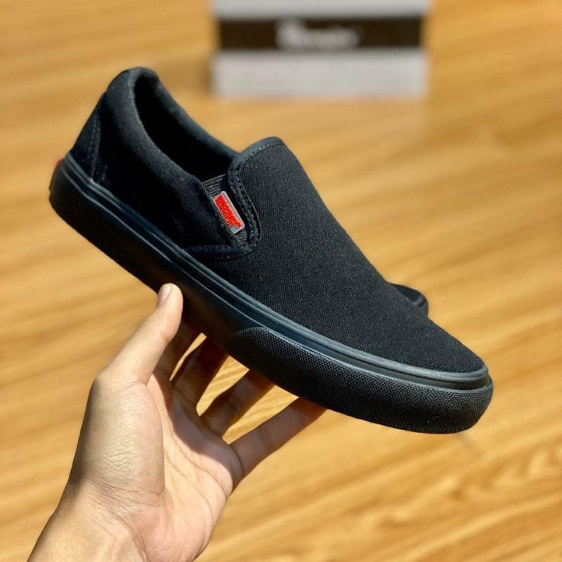 Warrior Arthur All Black Slip On sepatu warior fullblack