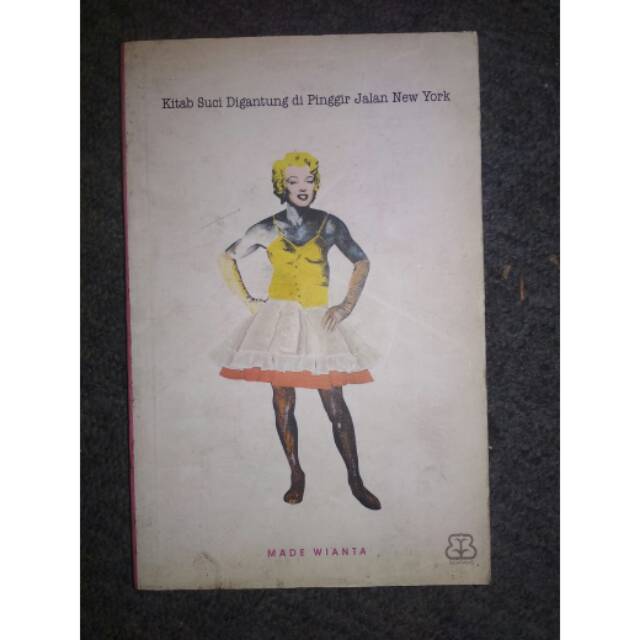 KITAB SUCI DIGANTUNG DI PINGGIR JALAN NEW YORK. MADE WIANTA.