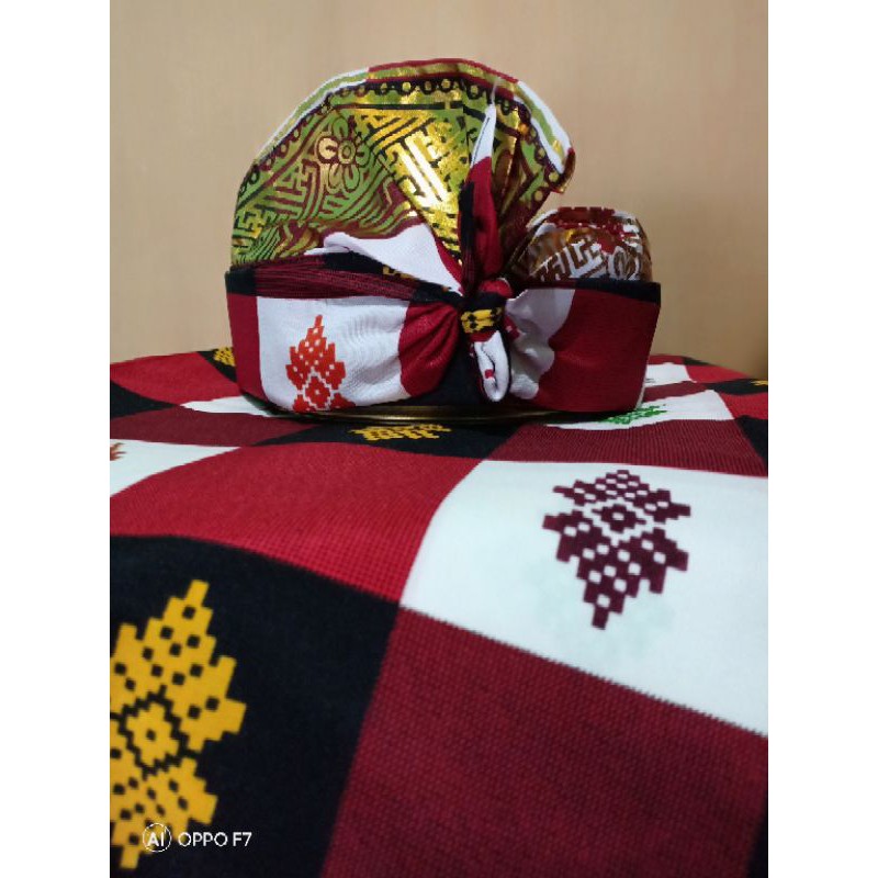 sarung Bali motif catur&udeng Bali