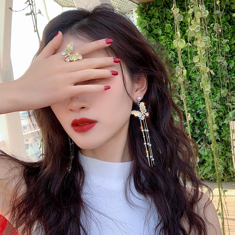 Aksesori wanita modis versi Korea dari anting-anting kupu-kupu berwarna-warni yang berlebihan