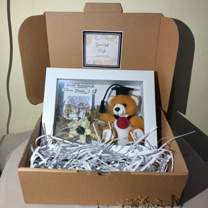 Gift Box FOTO Boneka Flower in Frame 3D | Hamper FOTO in Frame | Gift Foto in Frame Box | Gift Box Flower in Frame | Free Box Dan Kartu Ucapan | Kado Wisuda | Kado Graduation | Kado Ulang Tahun | Kado Wedding | Hadiah Wisuda Hadiah Ulang Tahun