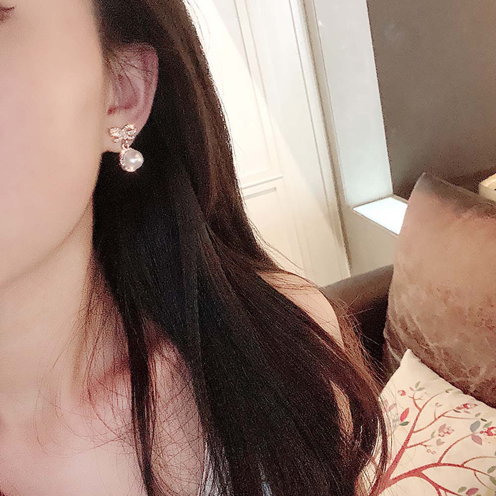 1 Pasang Anting Stud Desain Pita Mutiara Berlian Gaya Korea Untuk Wanita