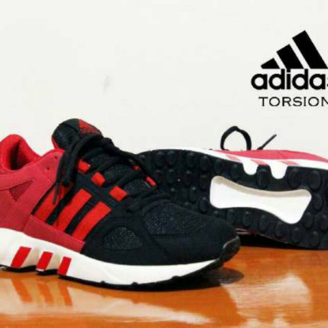 Sepatu sport adidas torsion