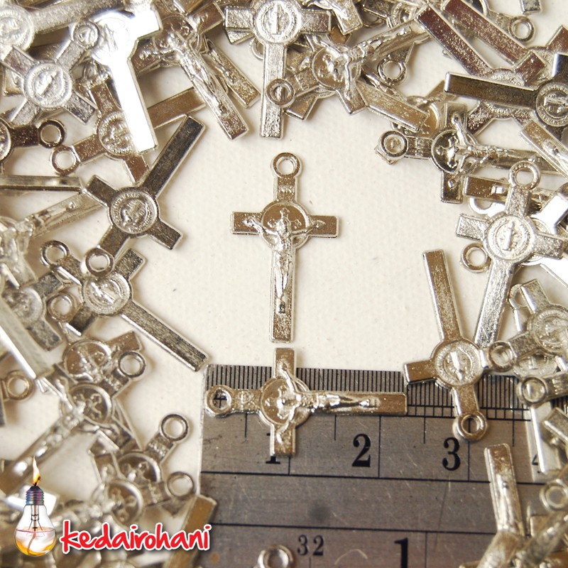 Liontin Cross Bandul Salib Corpus Yesus Dengan Medali Benedictus Logam Kecil Perlusin Bahan Kalung G