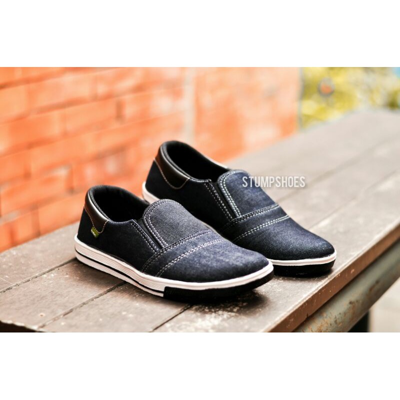 Sepatu Slip On Pria