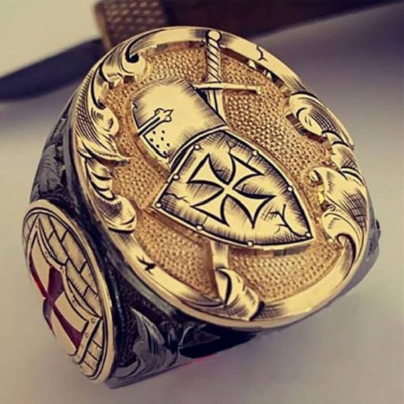 Cincin Desain Perisai Salib Bahan Stainless Steel Lapis Emas 18k Gaya Vintage Untuk Pria